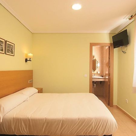 Hostal Los Batallones Torrejon de Velasco Eksteriør billede