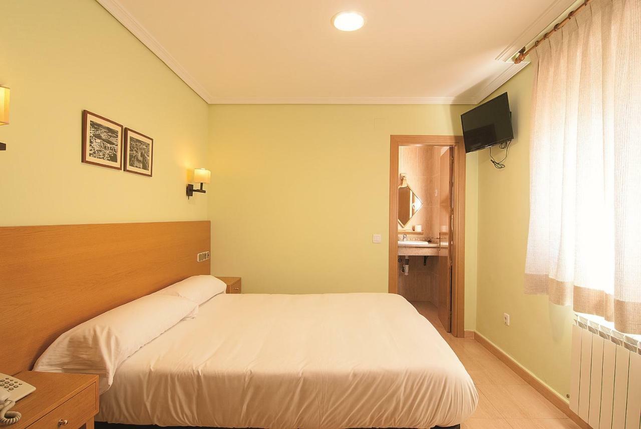Hostal Los Batallones Torrejon de Velasco Eksteriør billede