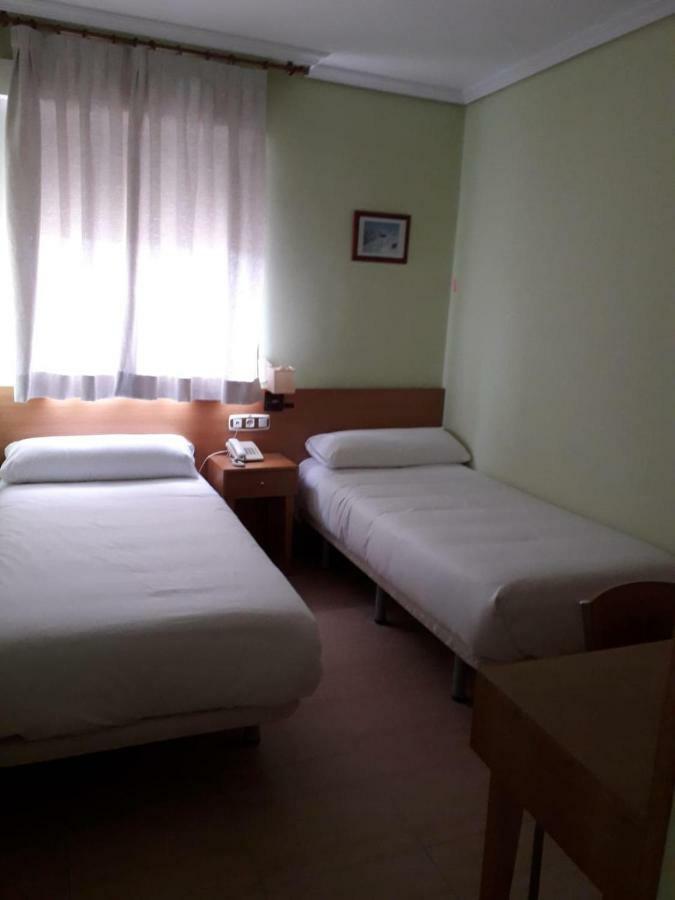 Hostal Los Batallones Torrejon de Velasco Eksteriør billede